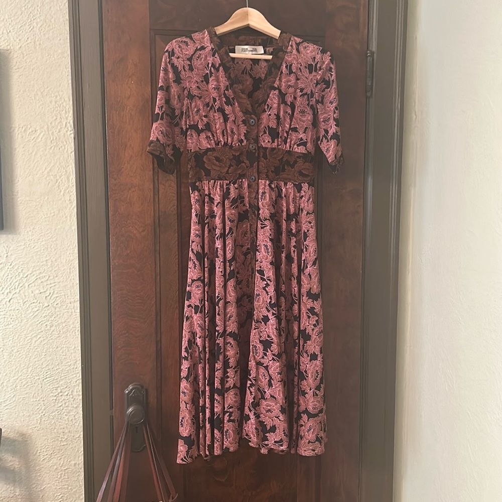 Stunning Diane Von Furstenberg 100% silk pocketed dress.